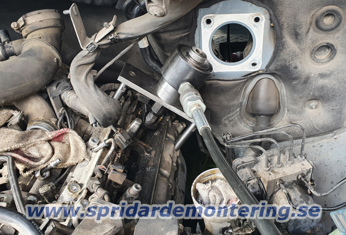 En skadad spridare tas ut ur Mercedes
                Sprinter 319 CDI med 3.0 V6 motor